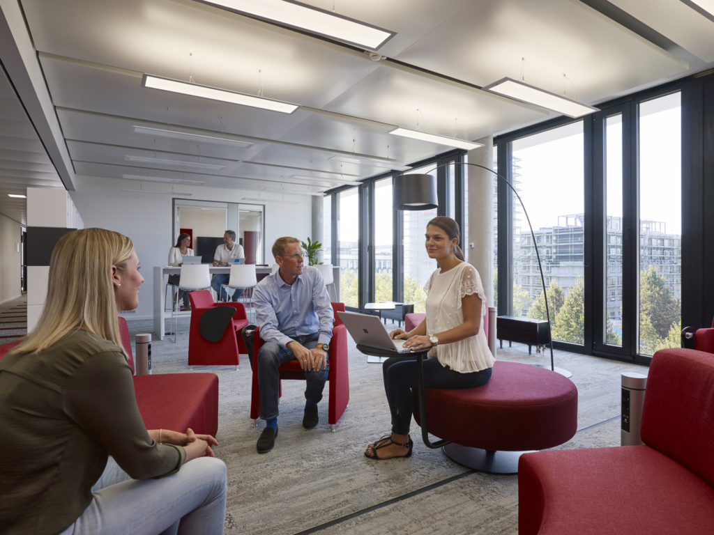 Die offene Atmosphäre schafft in der Microsoft Deutschland-Zentrale Raum zur Begegnung.